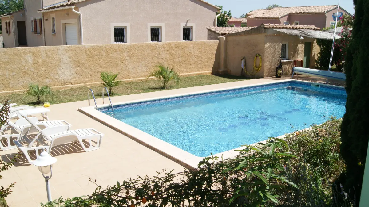 Vue sur la piscine de la chambre de la location
