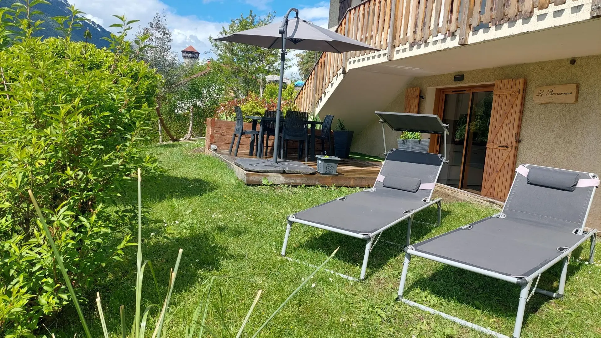 Espace terrasse et jardin du gîte