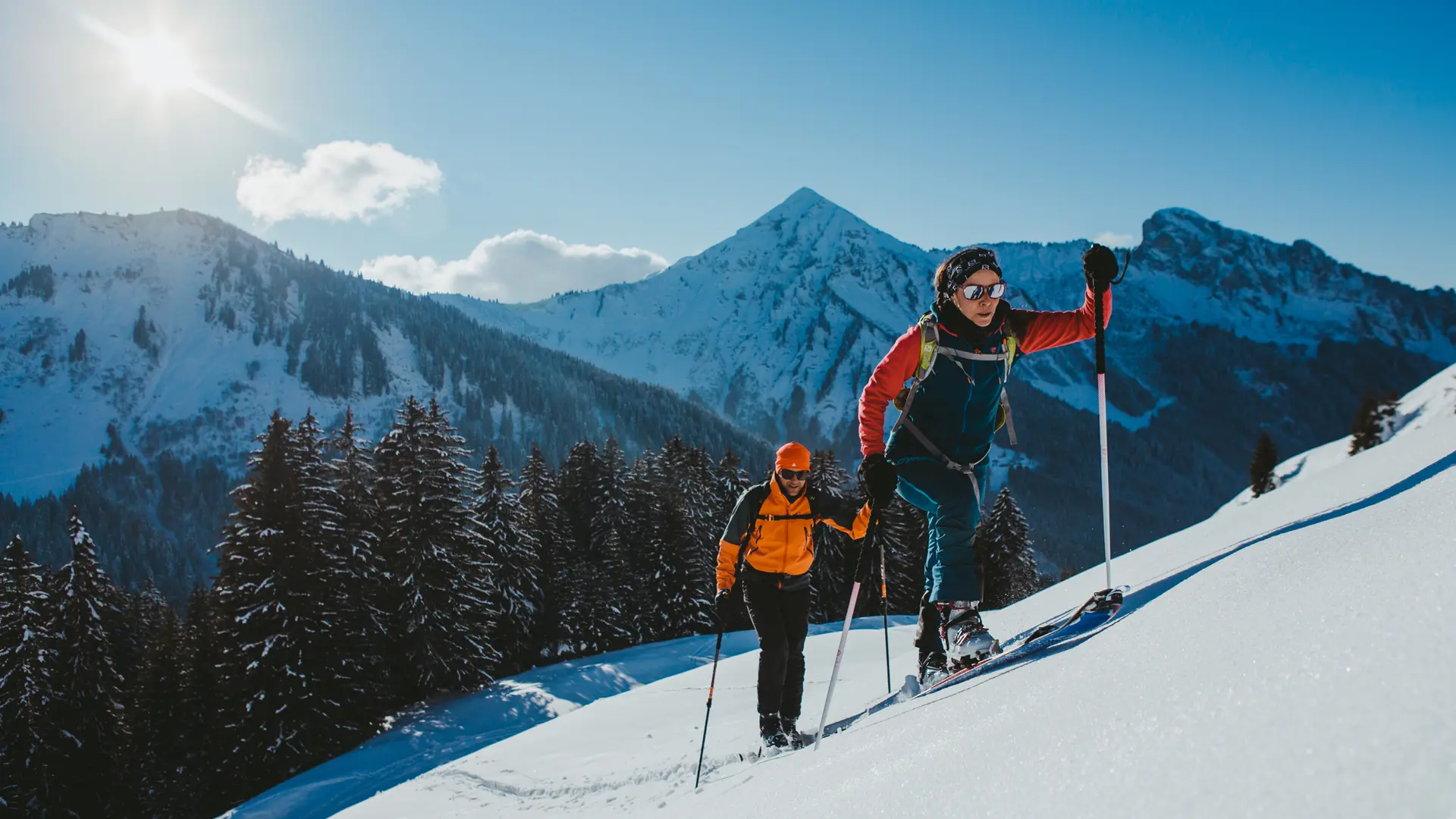 deux skieurs en peaux de phoque dans la poudreuse du Domaine skiable de Morzine