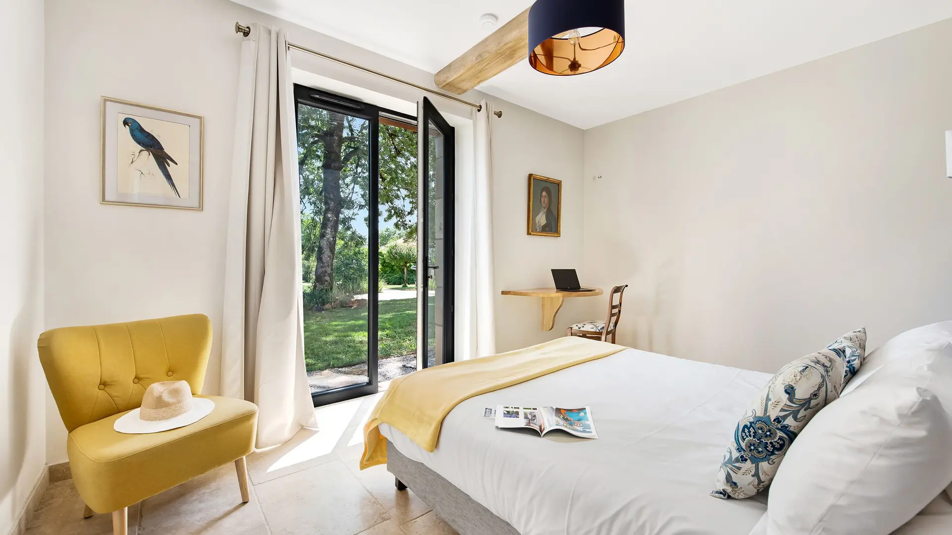 Depuis notre chambre Perruche, profitez des meilleures vues de LOU PAPAGAI