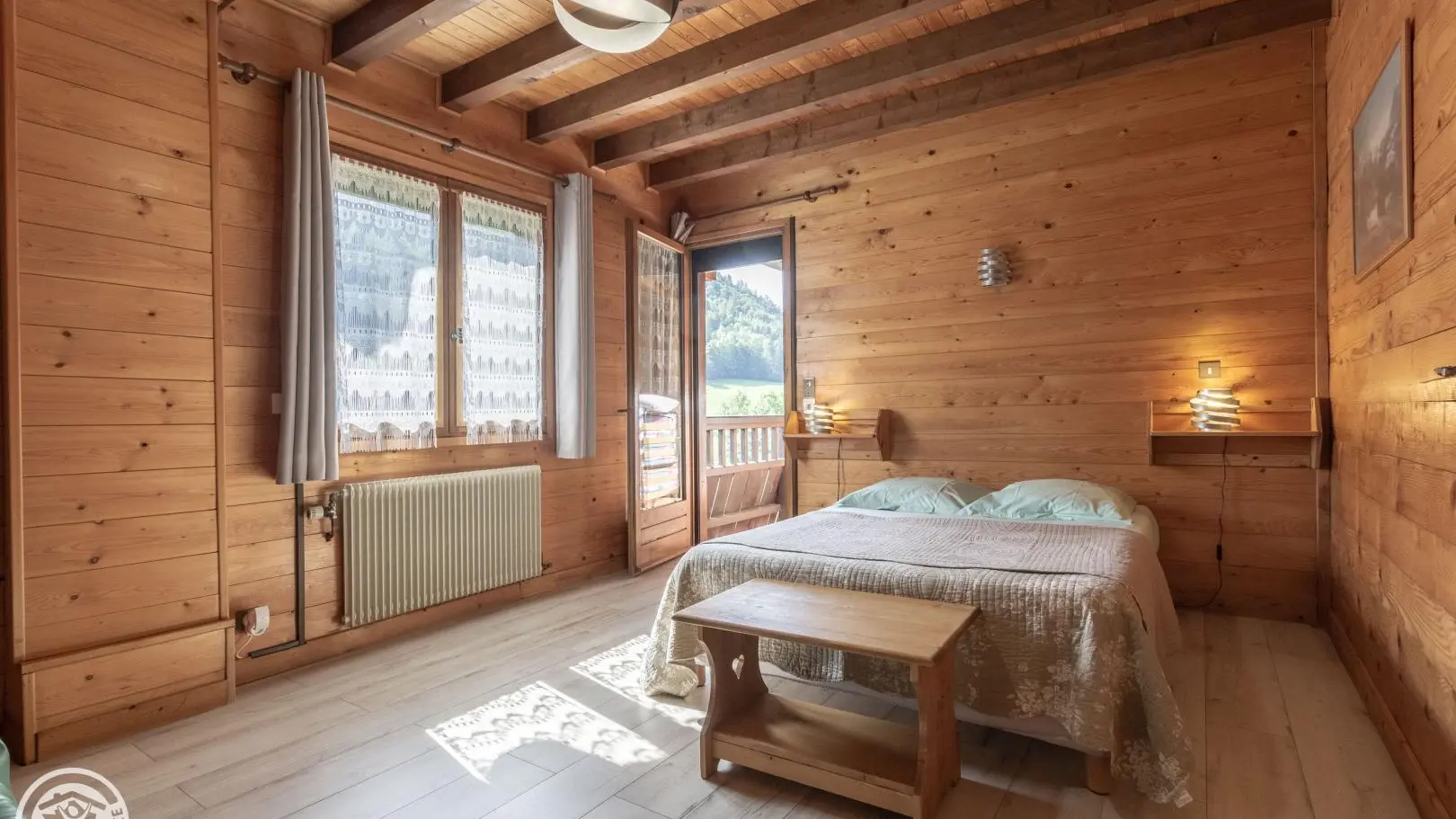Accès à un balcon à partir de la chambre du haut.