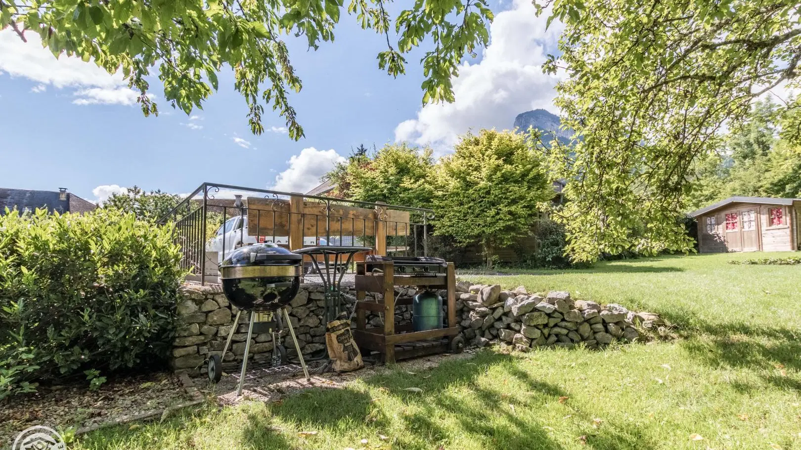 barbecue à charbons de bois et plancha à gaz