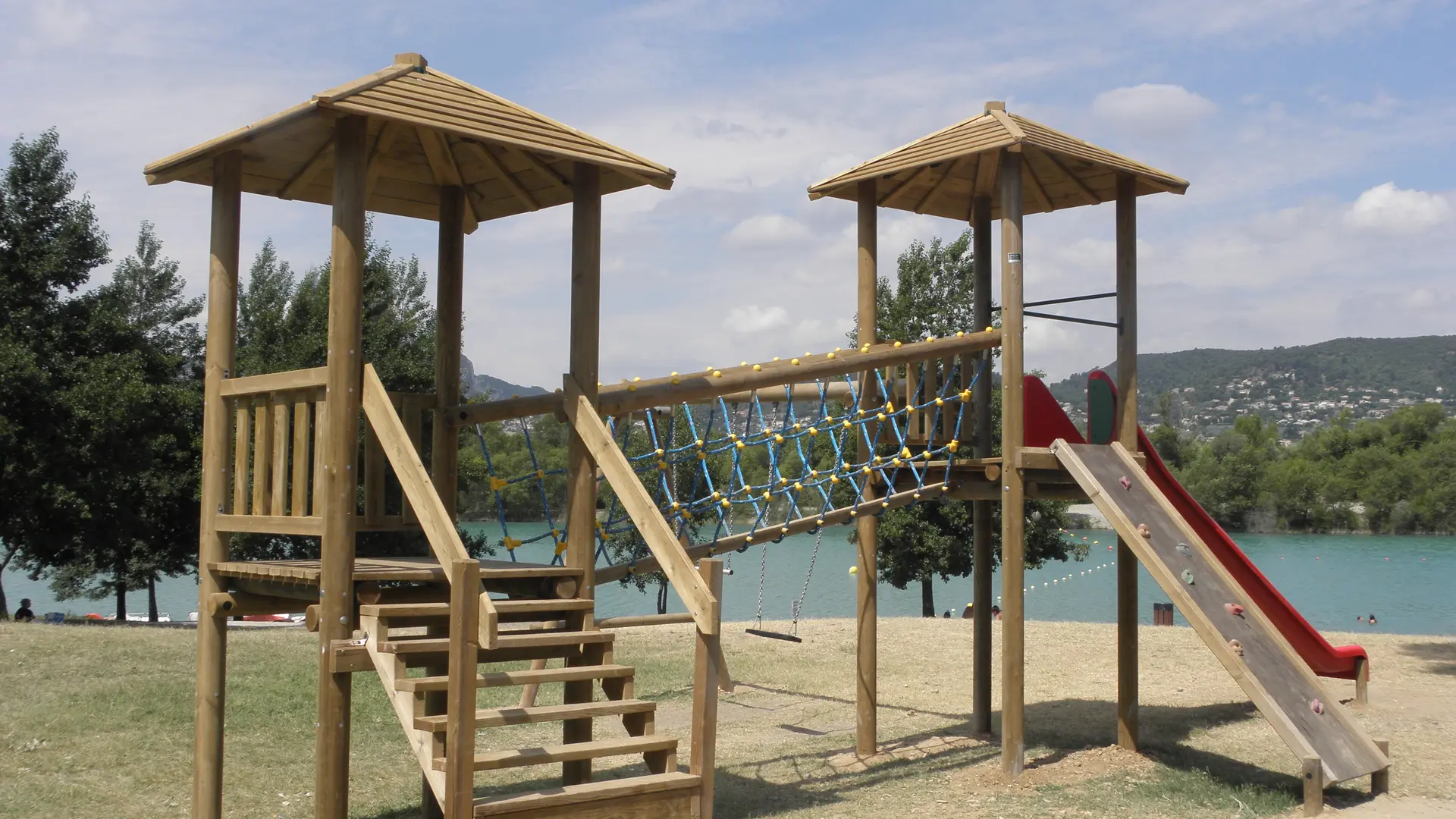 Jeux pour enfants au lac des Buissonnades à Oraison