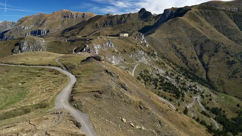 La partenza del sentiero per Fort Pernante, a fianco della rotabile per Casterino