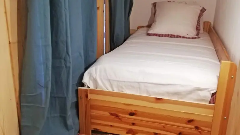 Lit enfant situé dans l'espace mezzanine sécurisé