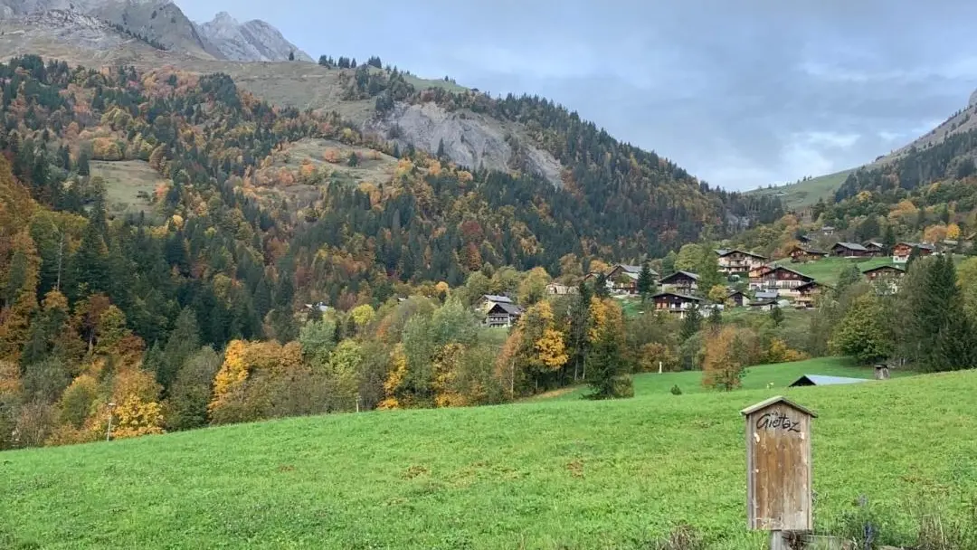VUE VERS LE COL DES ARAVIS EN AUTOMNE