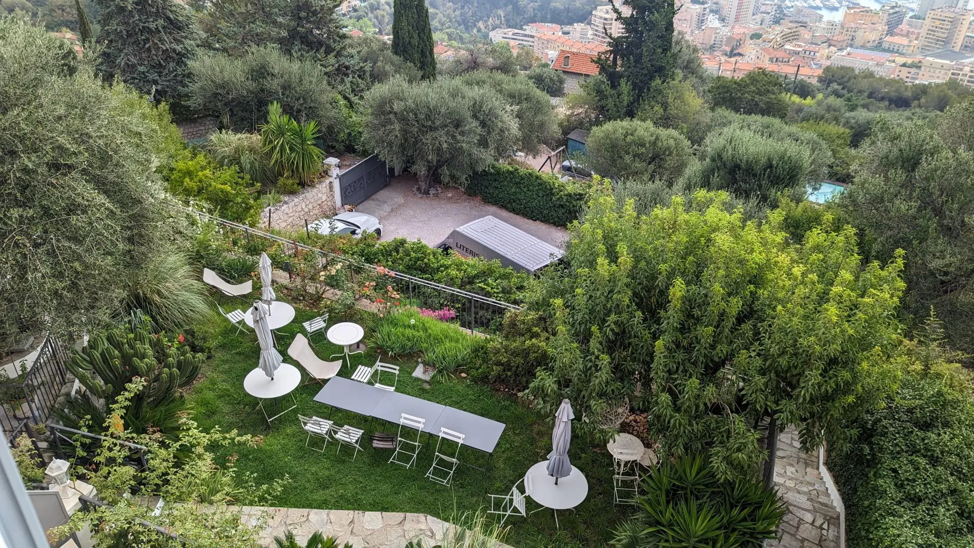 L'Olivier-Vue sur jardin et parking-Beausoleil-Gîtes de France des Alpes-Maritimes