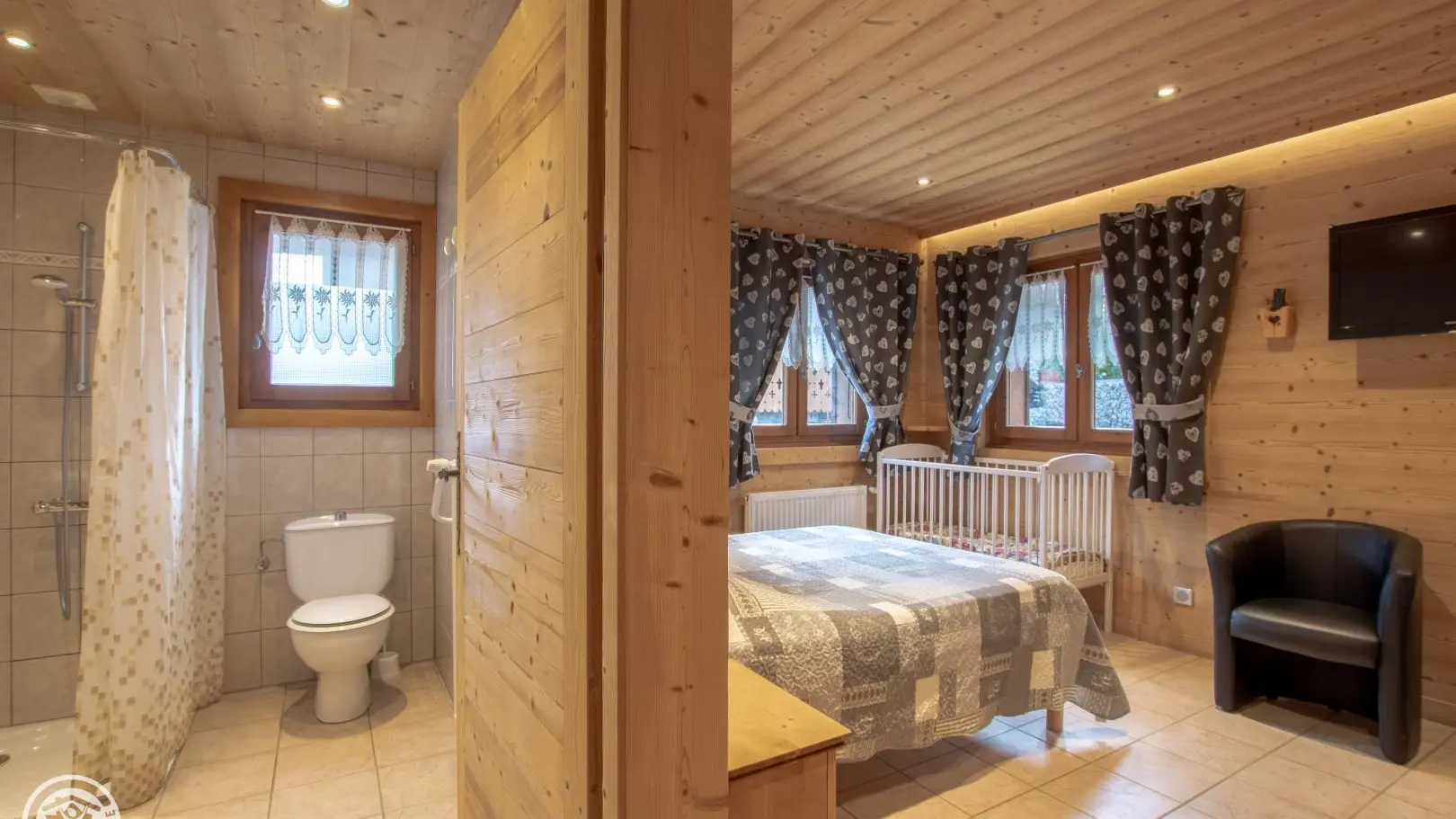 Au même niveau, chambre 11, accessible et aménagée pour personne en fauteuil.