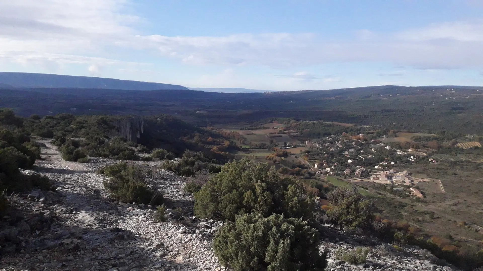 Petit Luberon et Alpilles depuis la falaise de la Madeleine