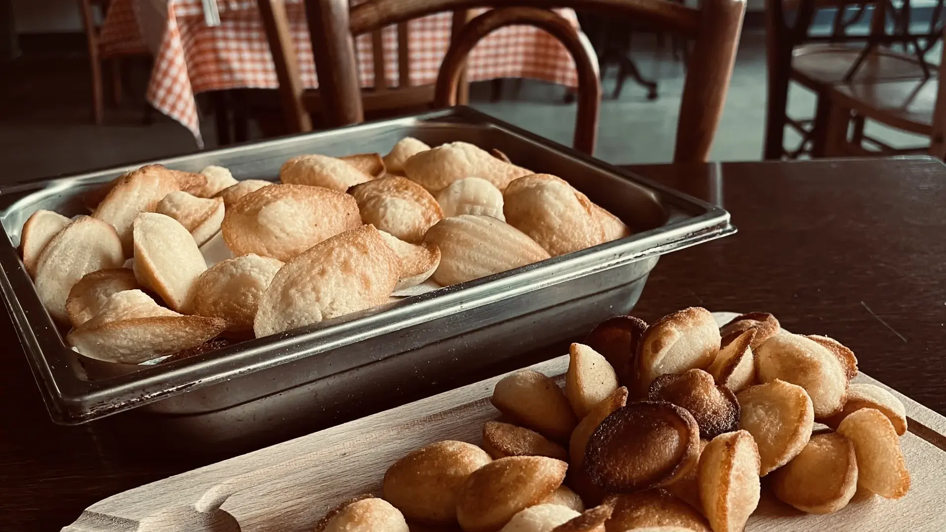 Plateau de petites madeleines dorées, prêtes à être servies.