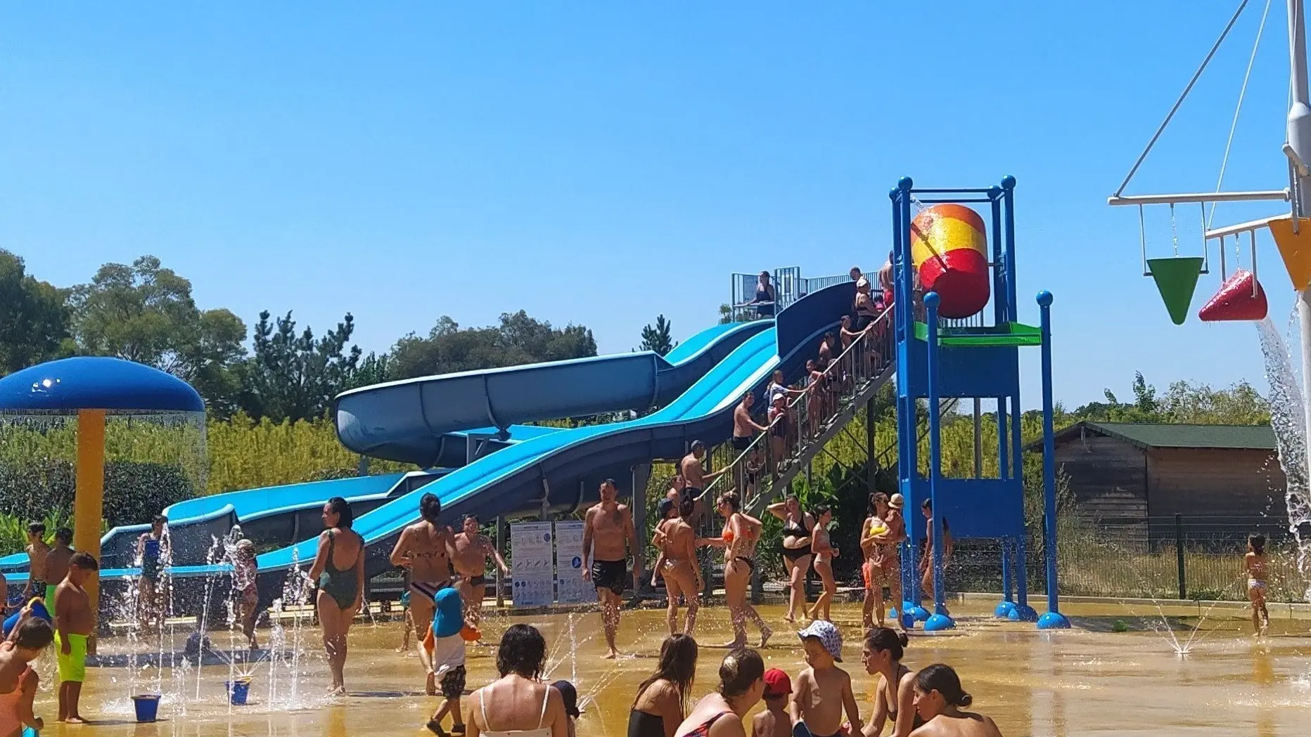 Vue d'ensemble avec les 2 toboggans aquatiques