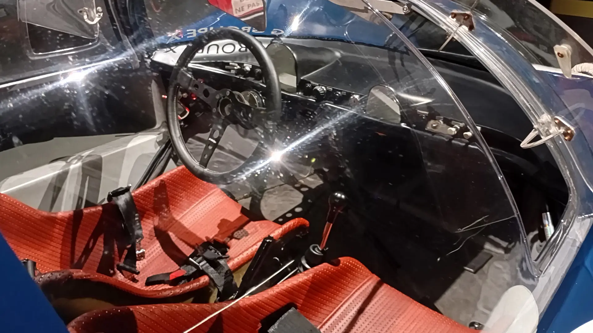 Intérieur voiture de course