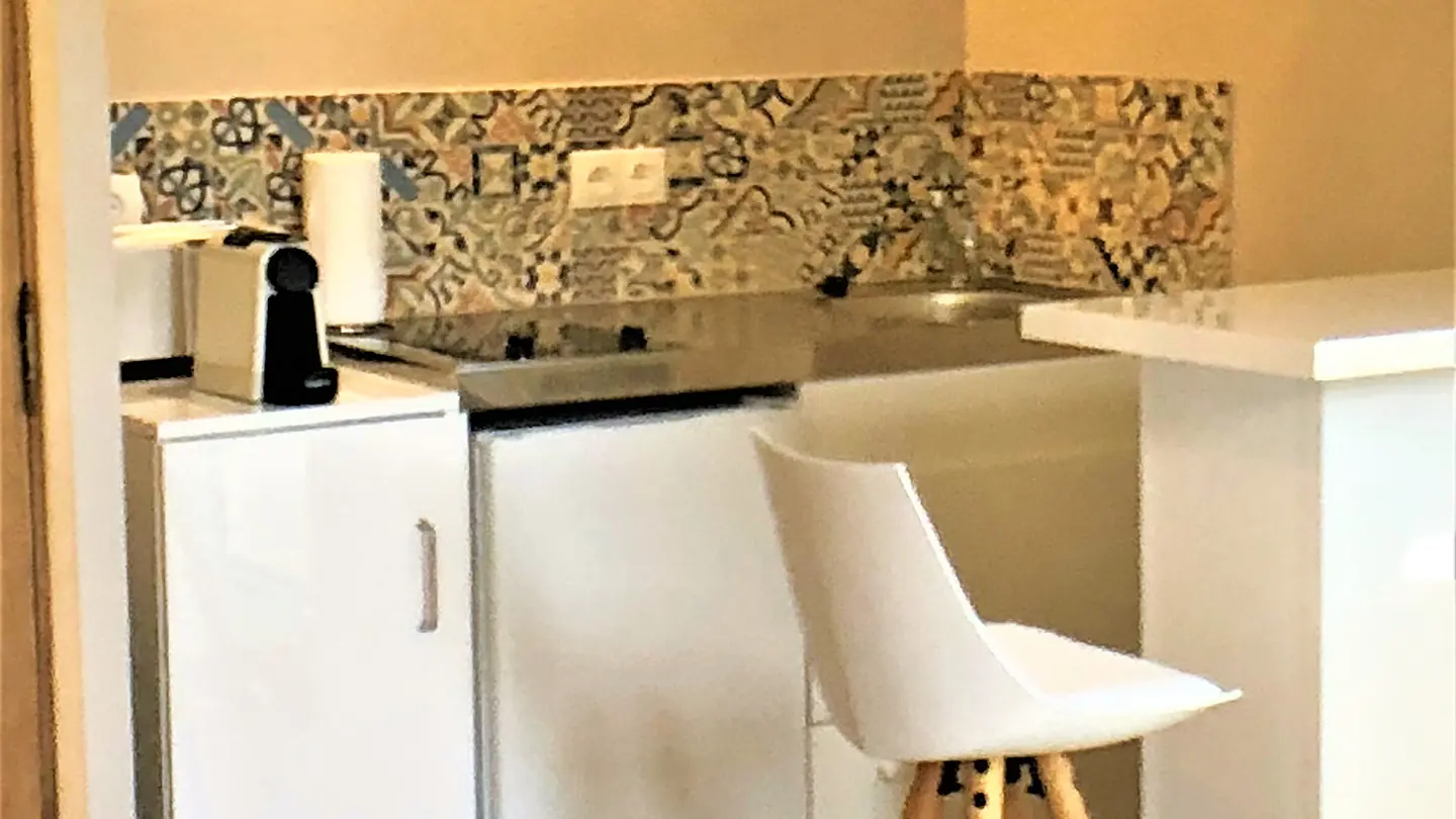 Coin cuisine avec machine à café et plan bar