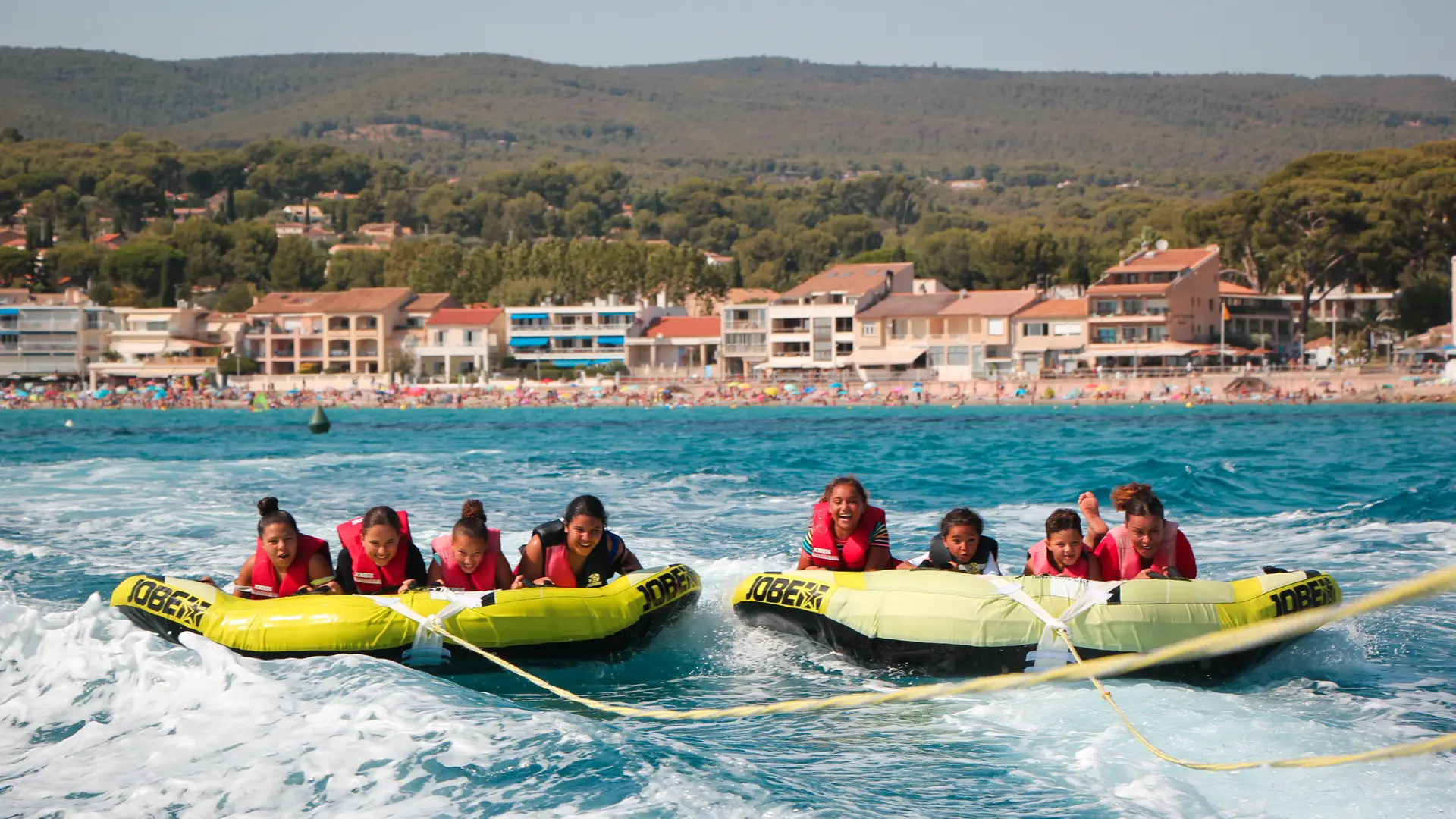 Bouée tractée avec wake sensation