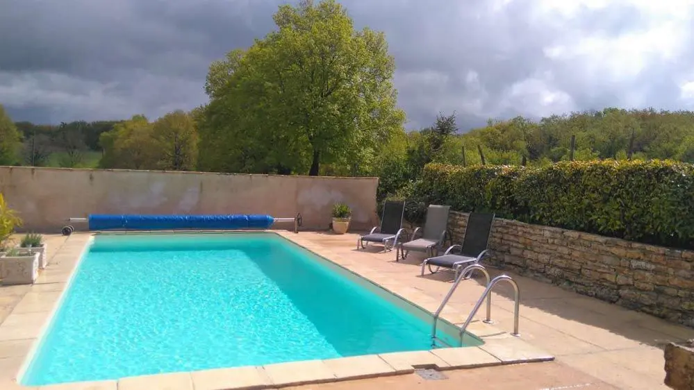 Piscine privée vue sur la nature. .