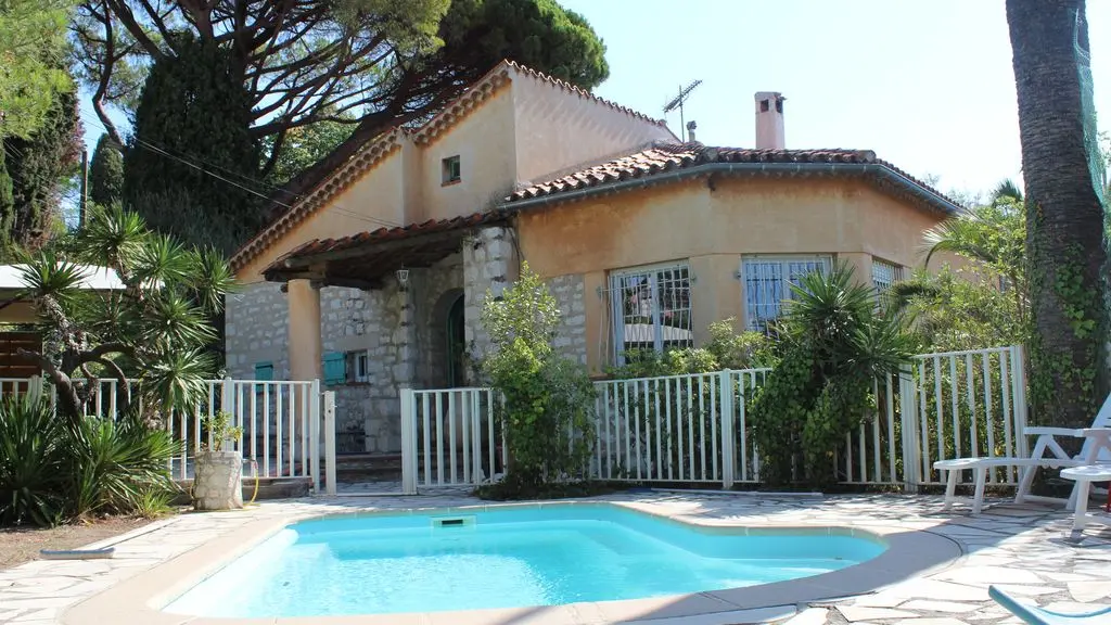 piscine sécurisée par barrière