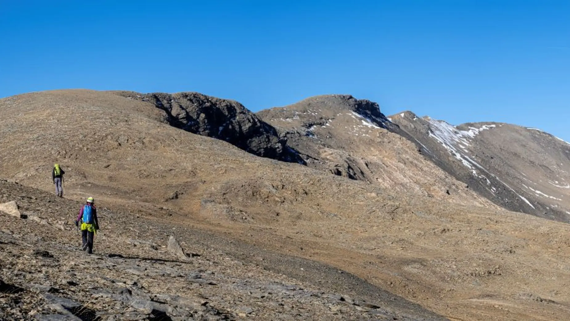 Randonneurs vers le col des Terres Blanches