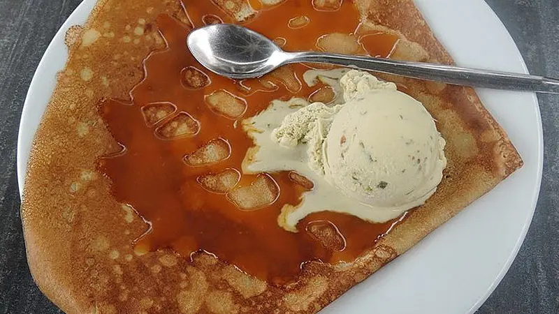Crêpe avec caramel maison