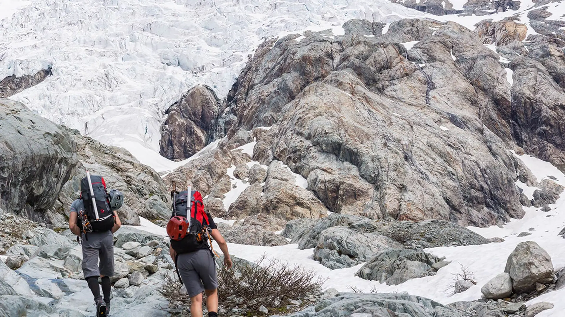 Marche d'approche sous le refuge du Glacier Blanc