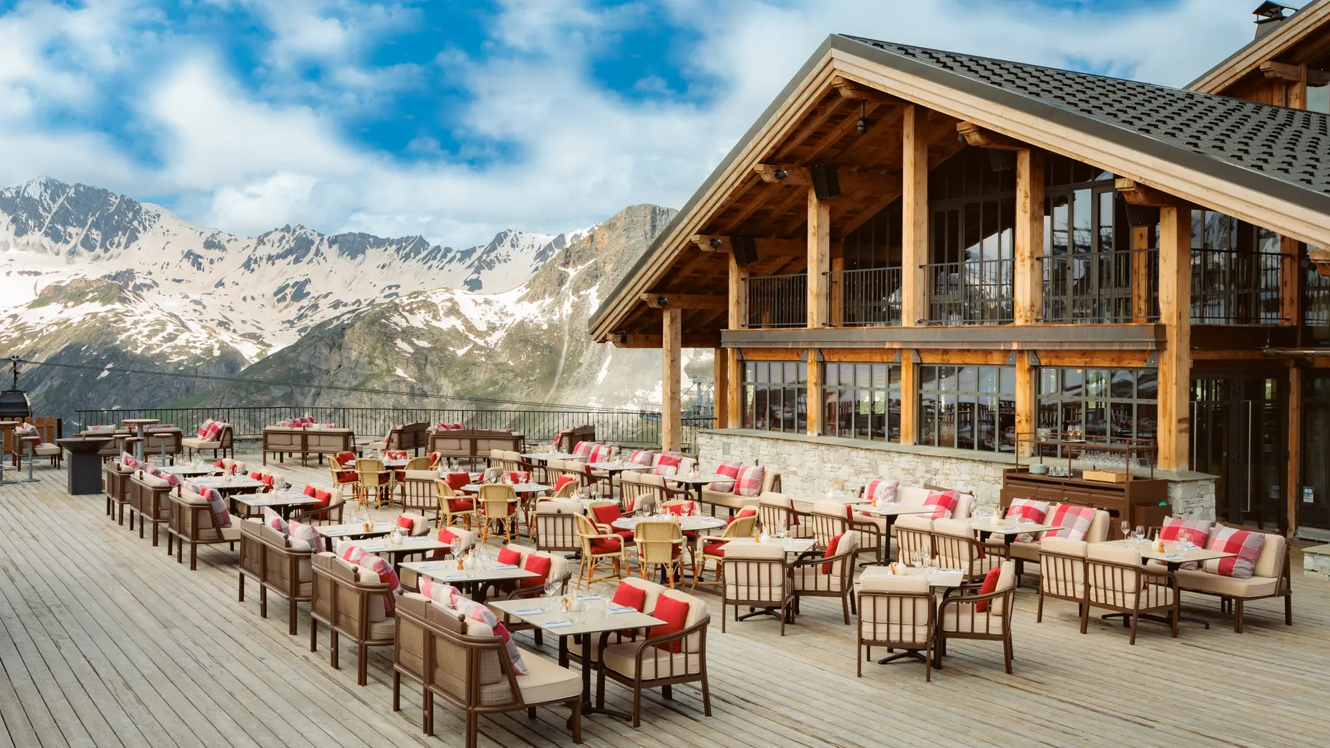 Terrasse du Refuge de Solaise de Val d'Isère en été