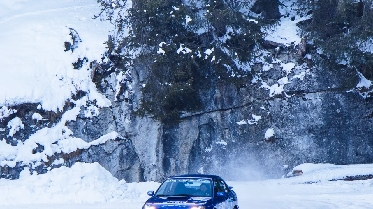 Subaru roulant sur le circuit de glace
