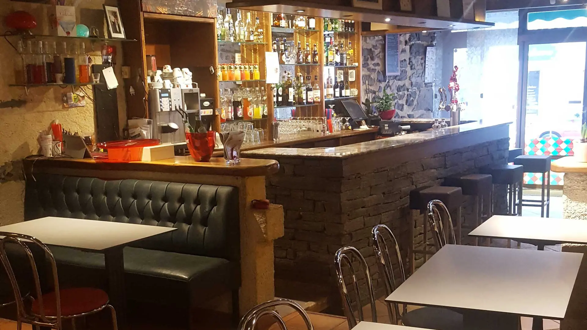 Salle intérieure et bar