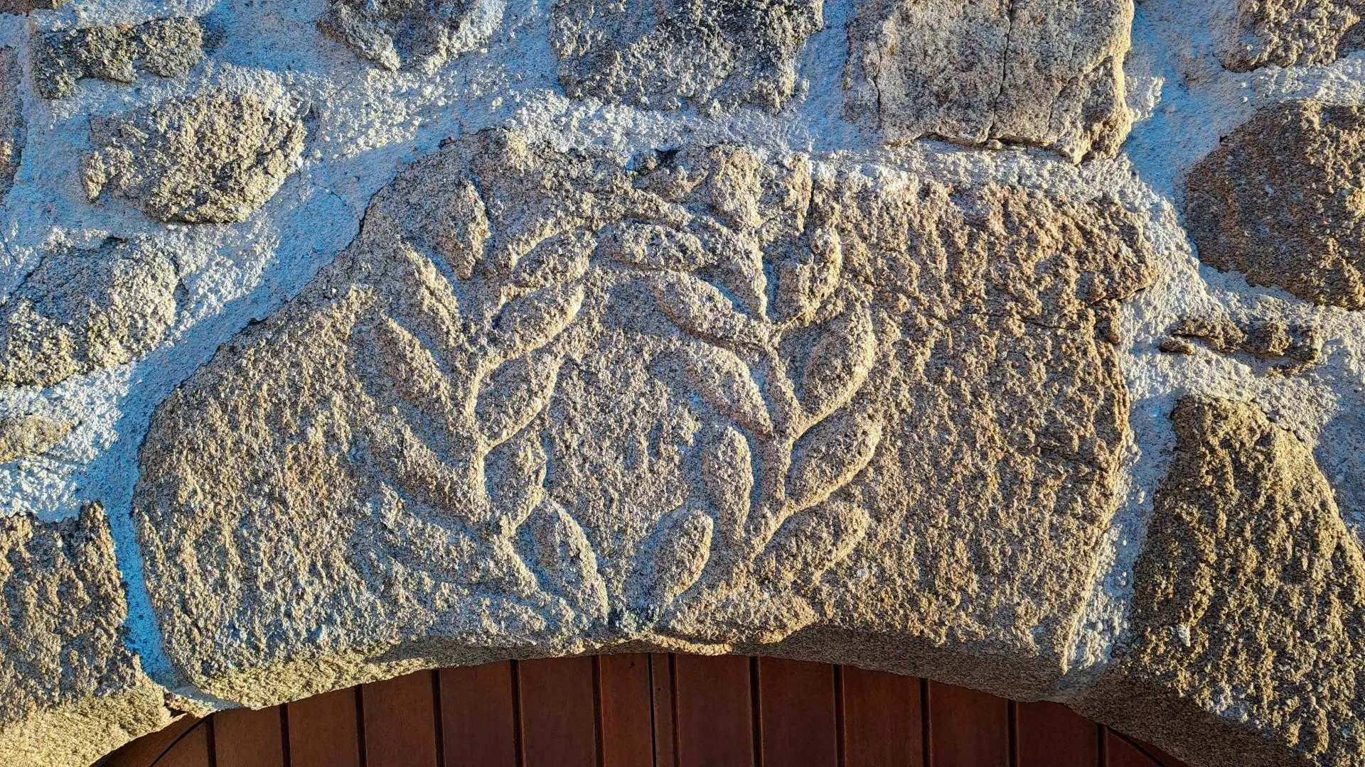 Détails de la pierre sculptée au-dessus de la porte de la cave