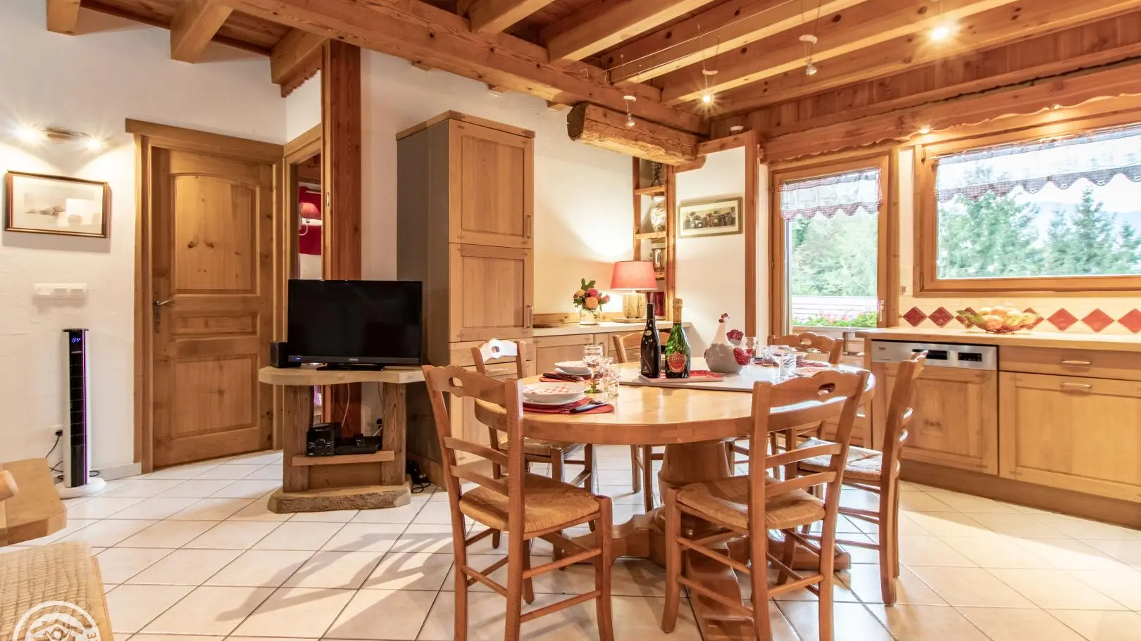 Espace repas entre la cuisine et l'espace détente