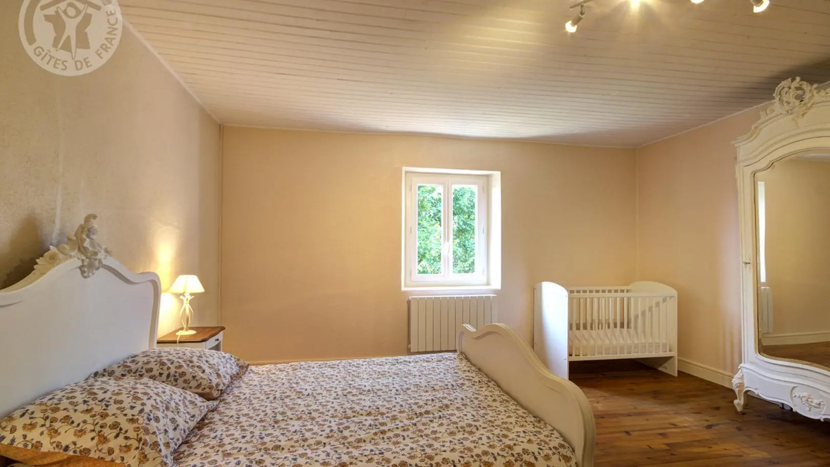 Chambre n°1 (1 lit 140) + table à langer et lit bébé