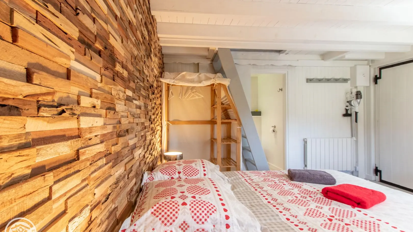 Chambre, rangements, salle d'eau, accès étage et porte d'entrée (à droite)