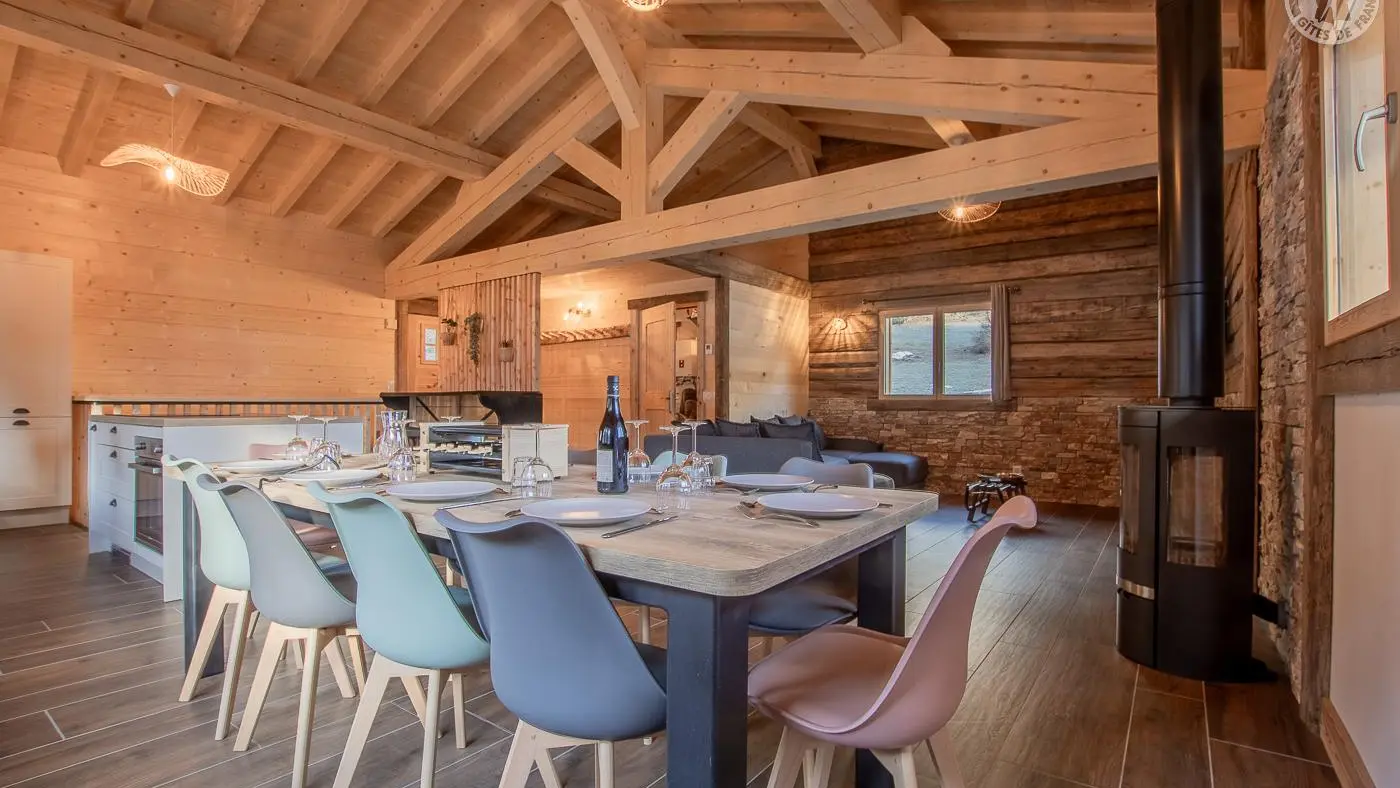Grande table pouvant accueillir 10 personnes