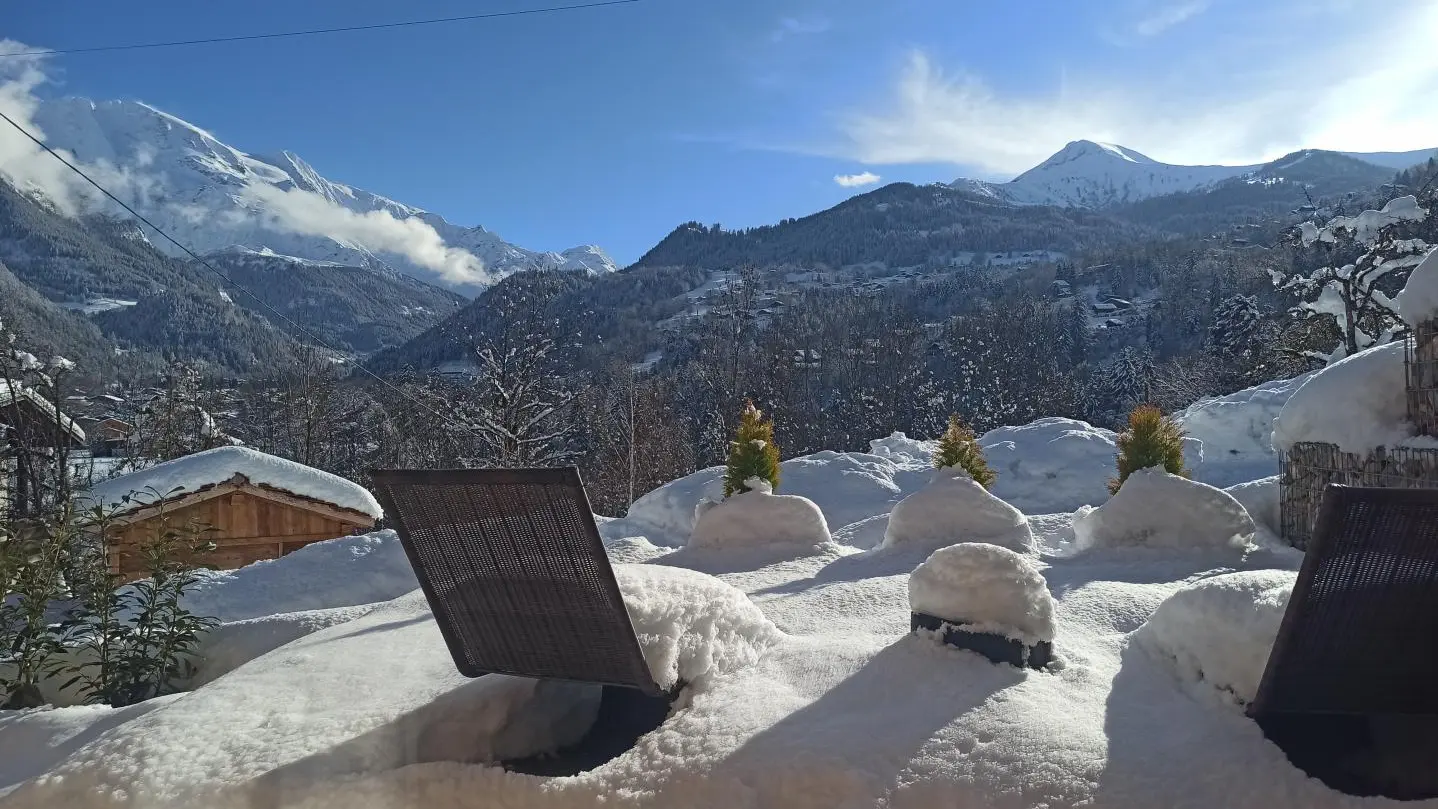 Vue depuis la terrasse plein sud, massif du Mont Blanc et Mont Joly.