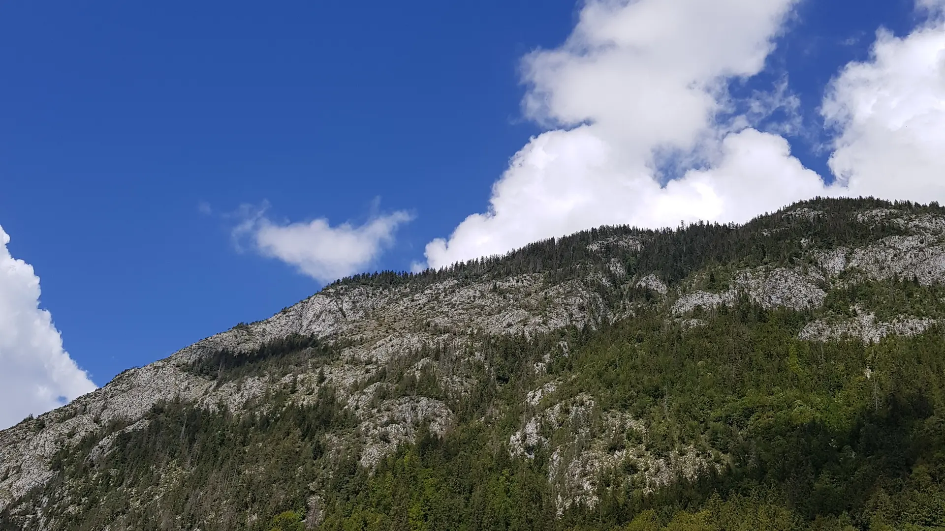 vue sur l'Abbaye et montagne