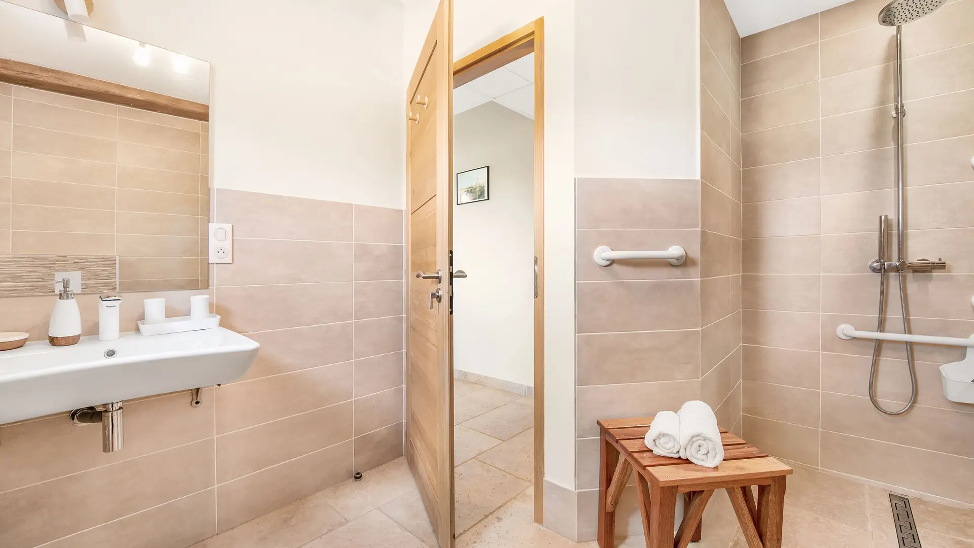 Au RDC de LOU PAPAGAI, des salles d'eau adaptées avec douches à l'italienne