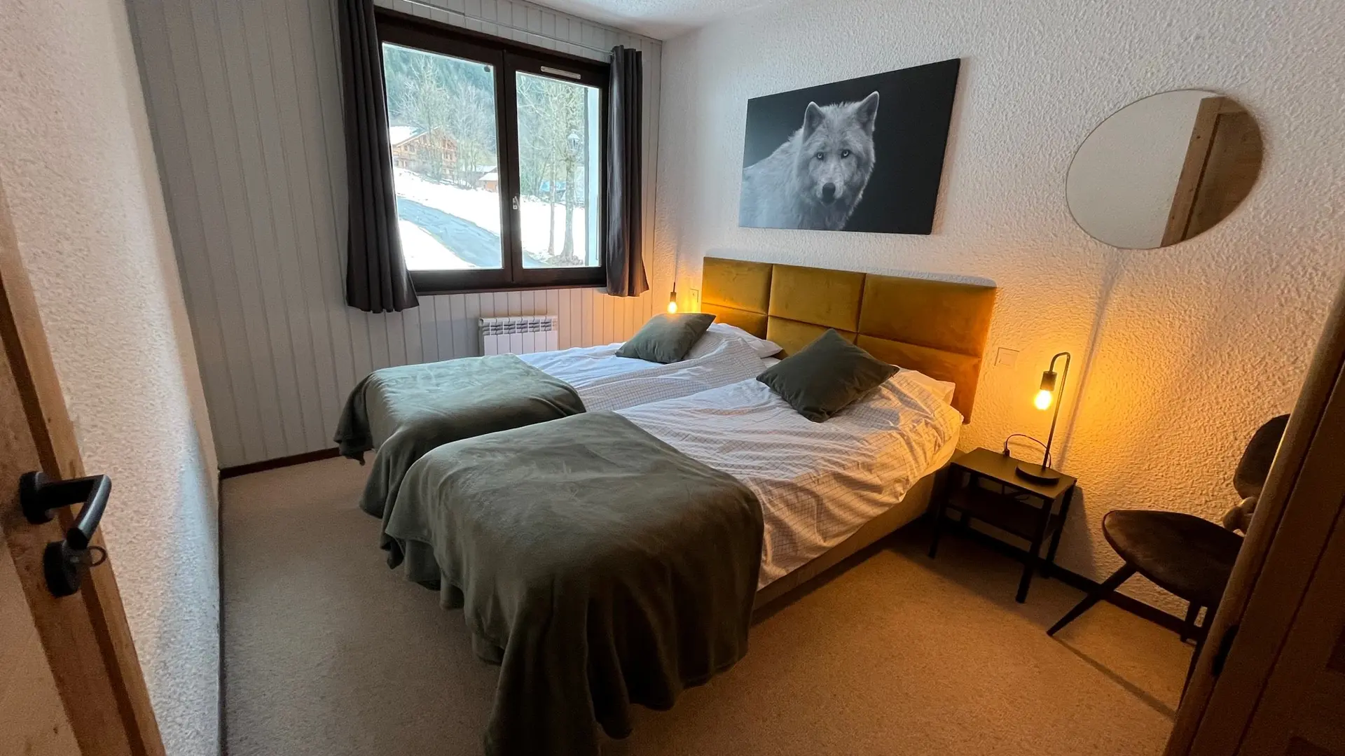 Chambre avec deux lits simples pouvant faire un lit double, fenêtre