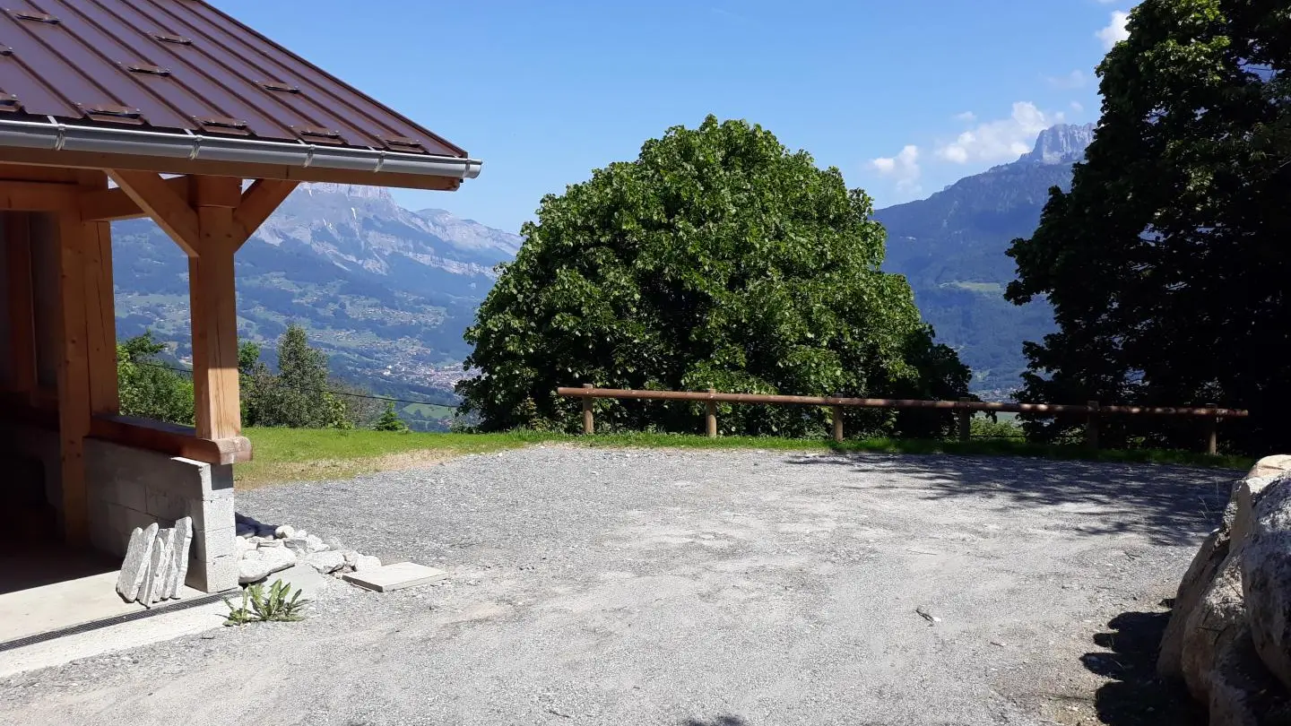 place de parking, derrière le chalet