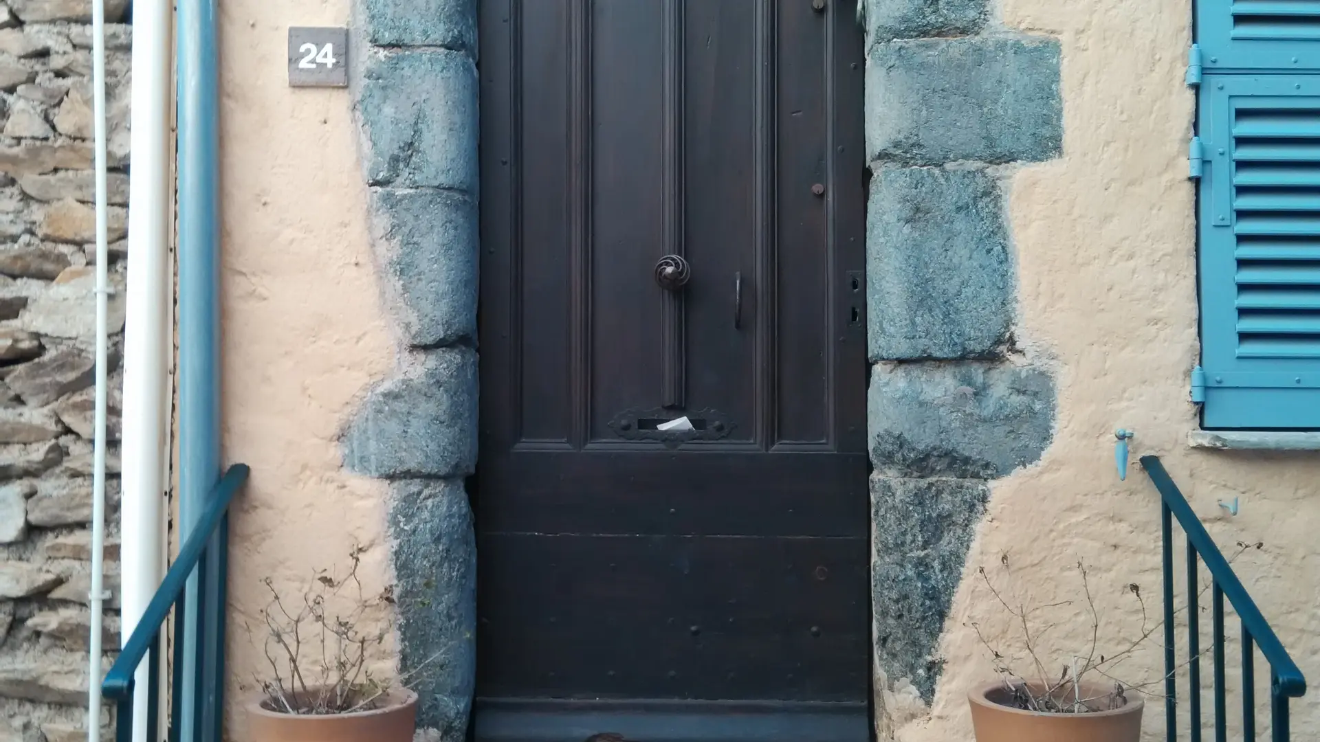 Portes anciennes à Gassin, l'un des Plus Beaux Villages de France - https://gassin.eu