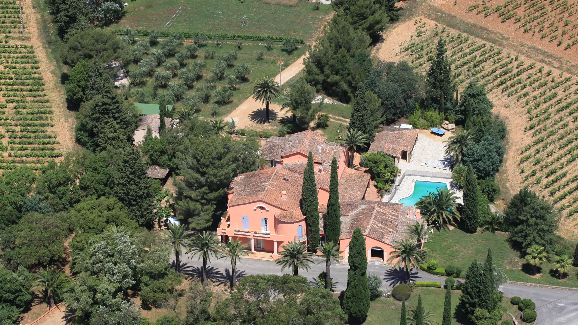 Gîtes and guest rooms with swimming pool in La Londe