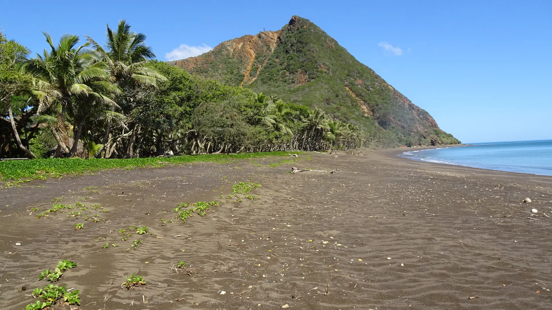 plage au sable noir