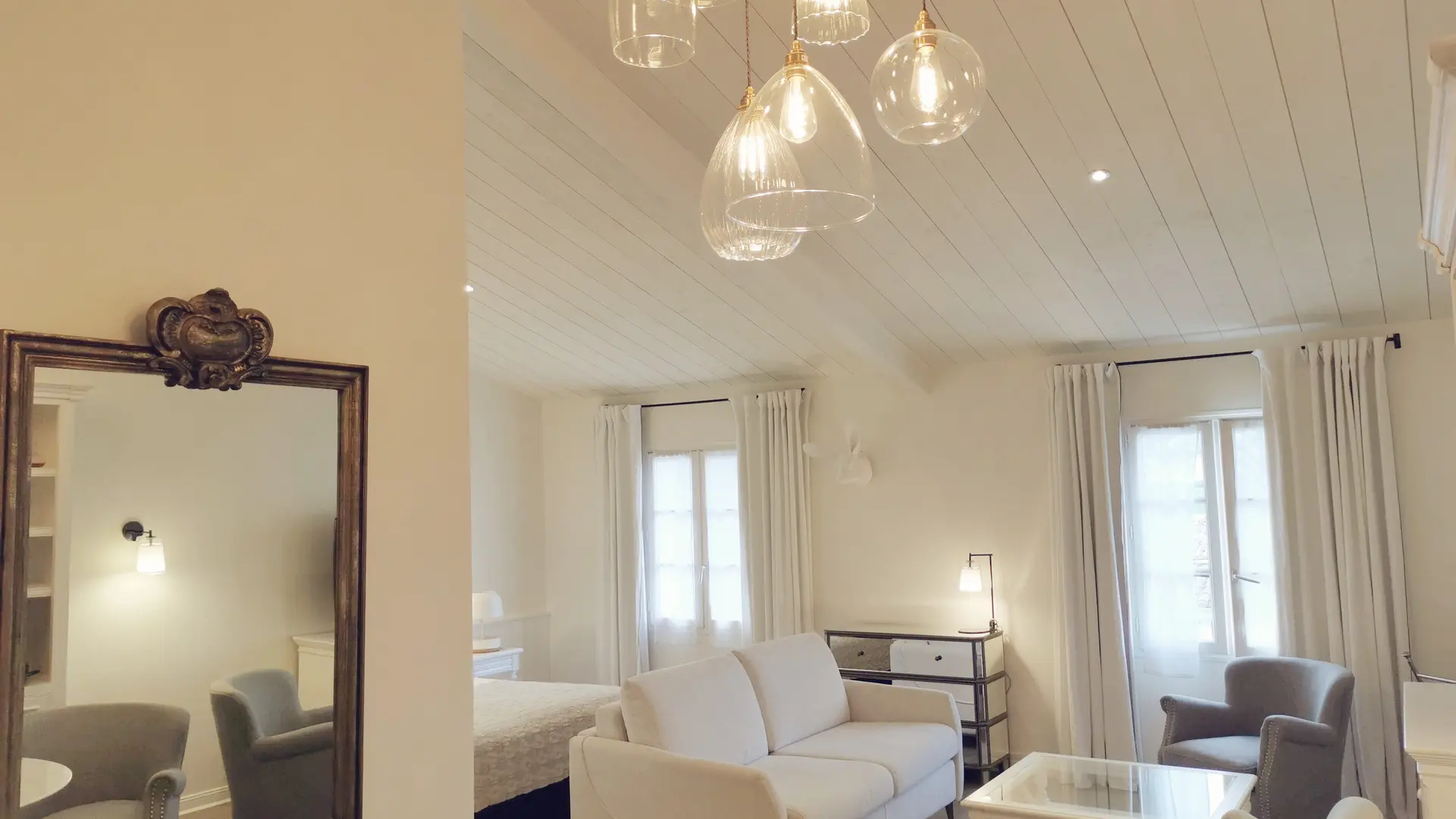 Plénitude Suite - Double bed, lounge and table