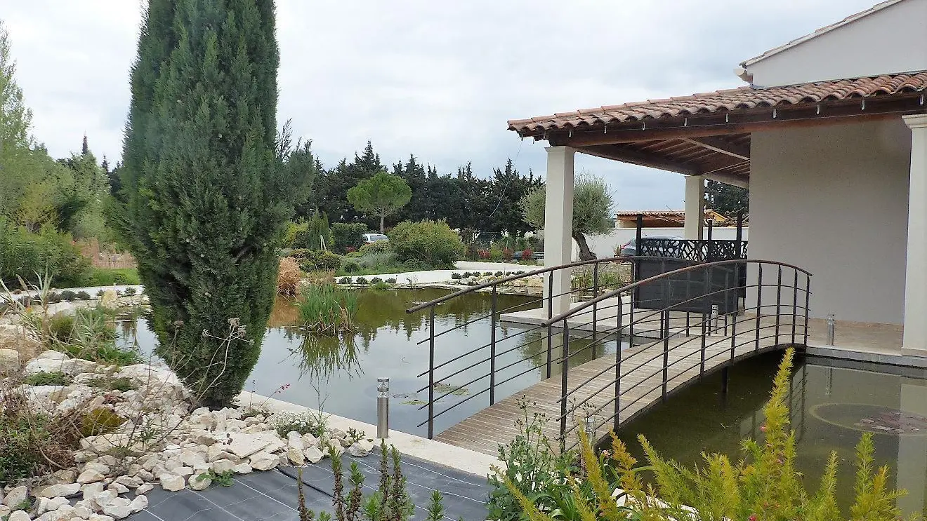 Accès au gîte par le pont sur le bassin