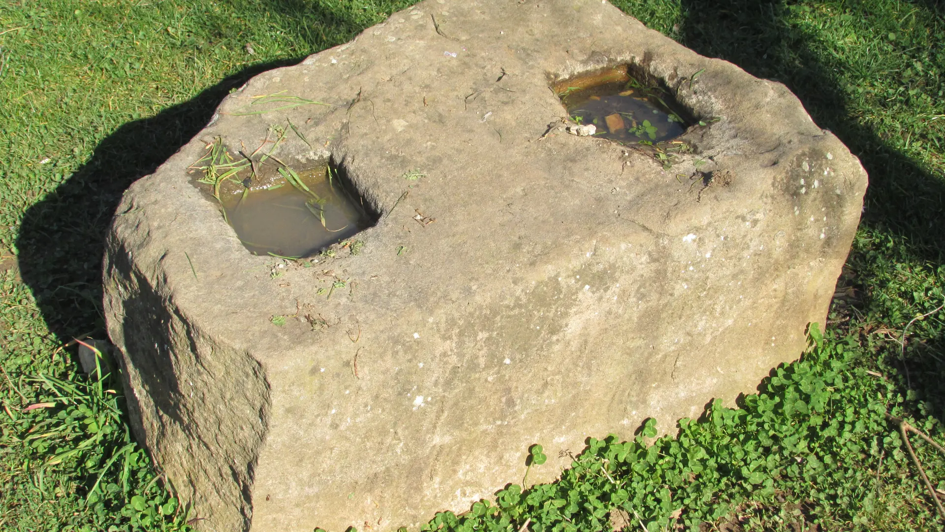 Bloc d'assise de pressoir à levier du Jardin des Oliviers