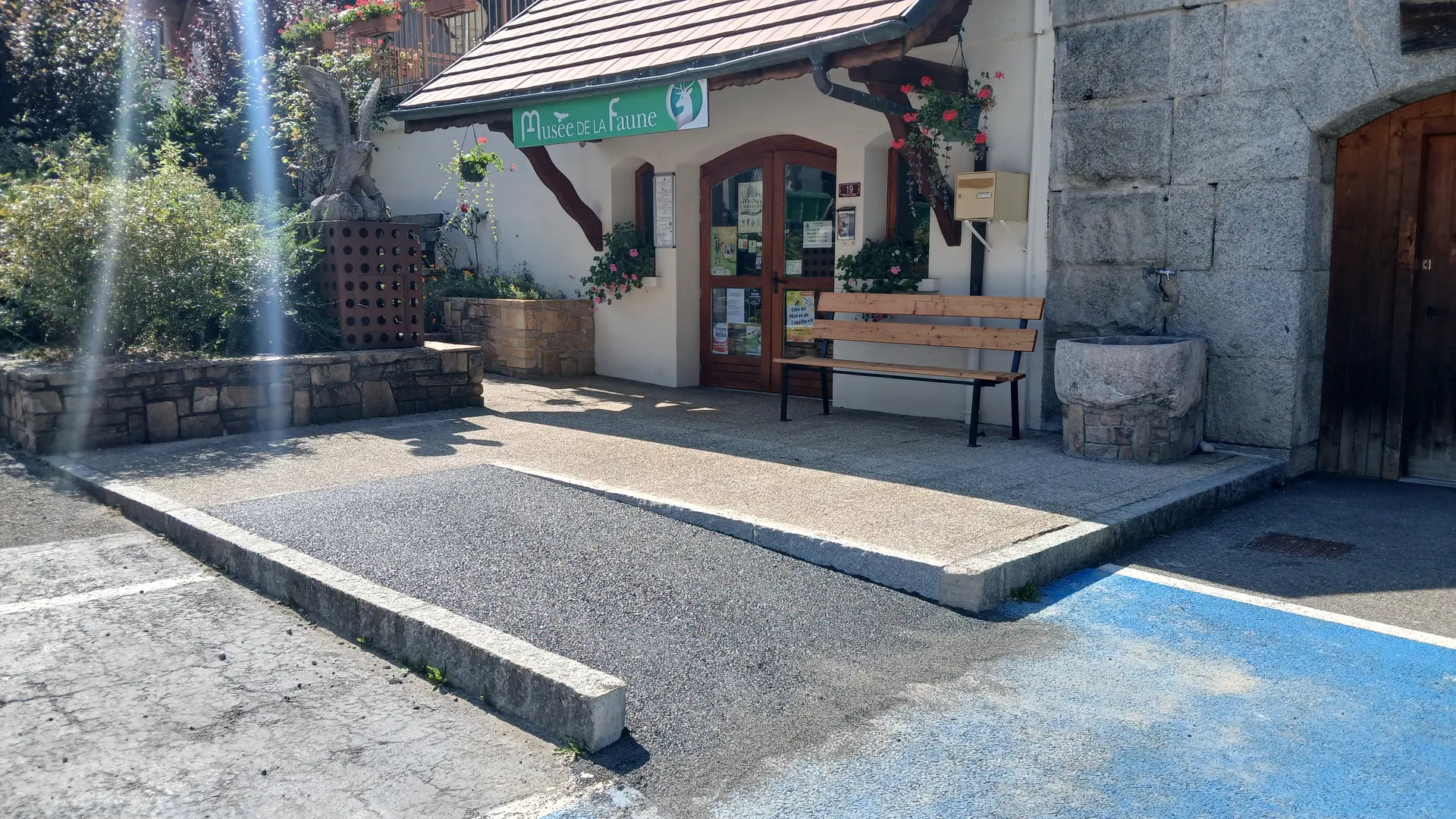 Entrée musée avec rampe d'accès