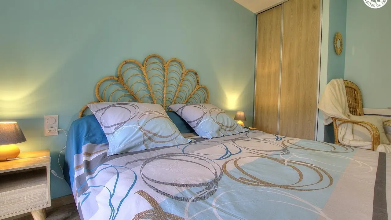 Chambre 1 : lit et penderie