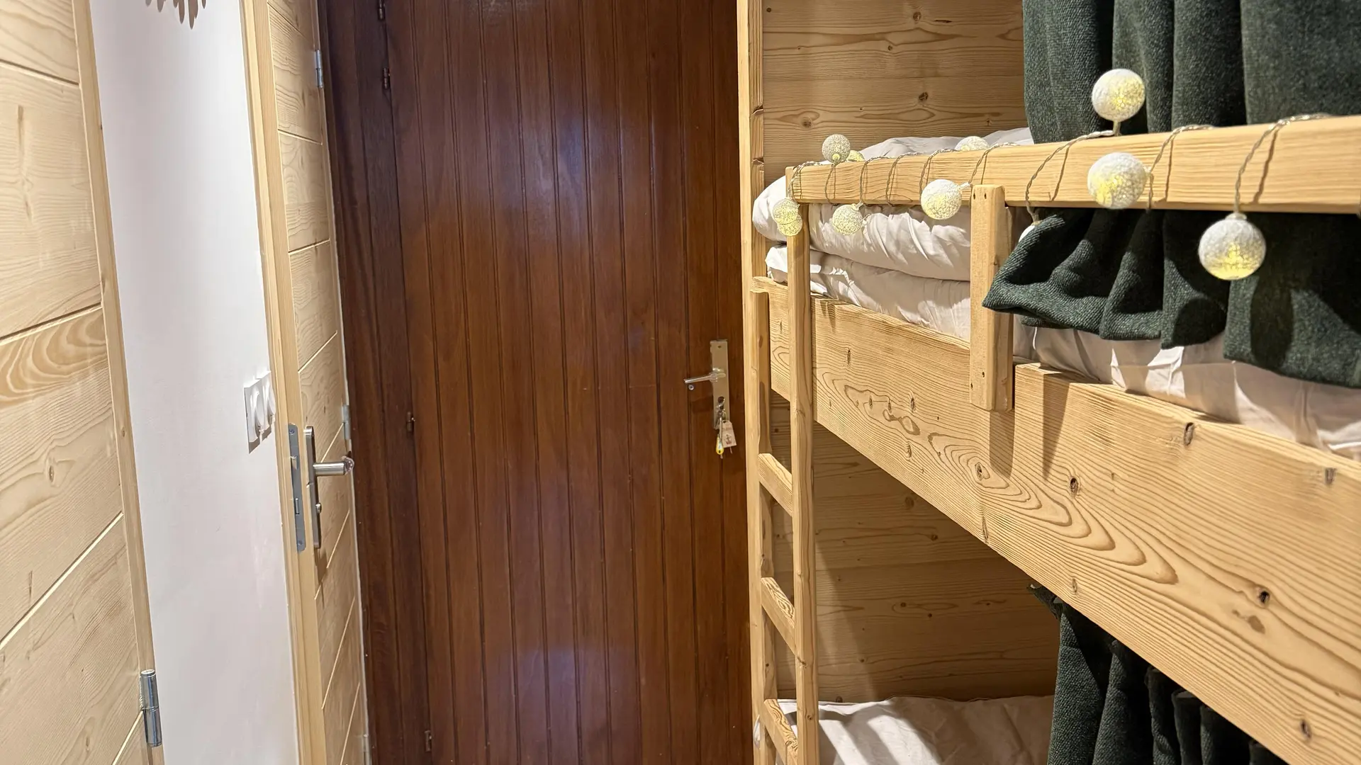 Entrée avec coin montagne et lits superposés