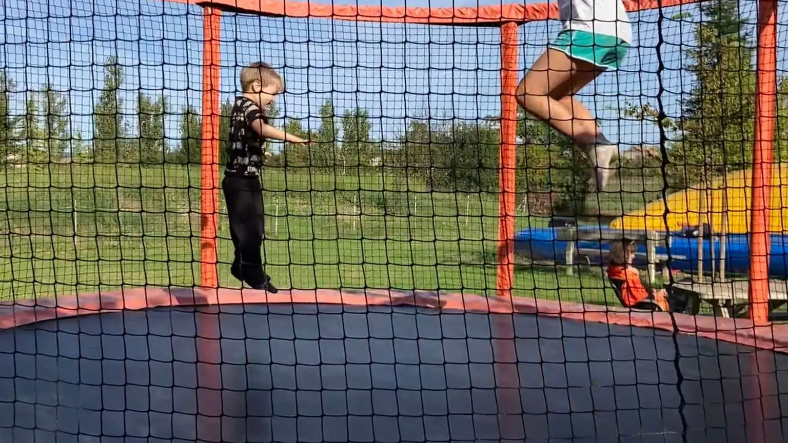 Enfant qui saute sur trampoline