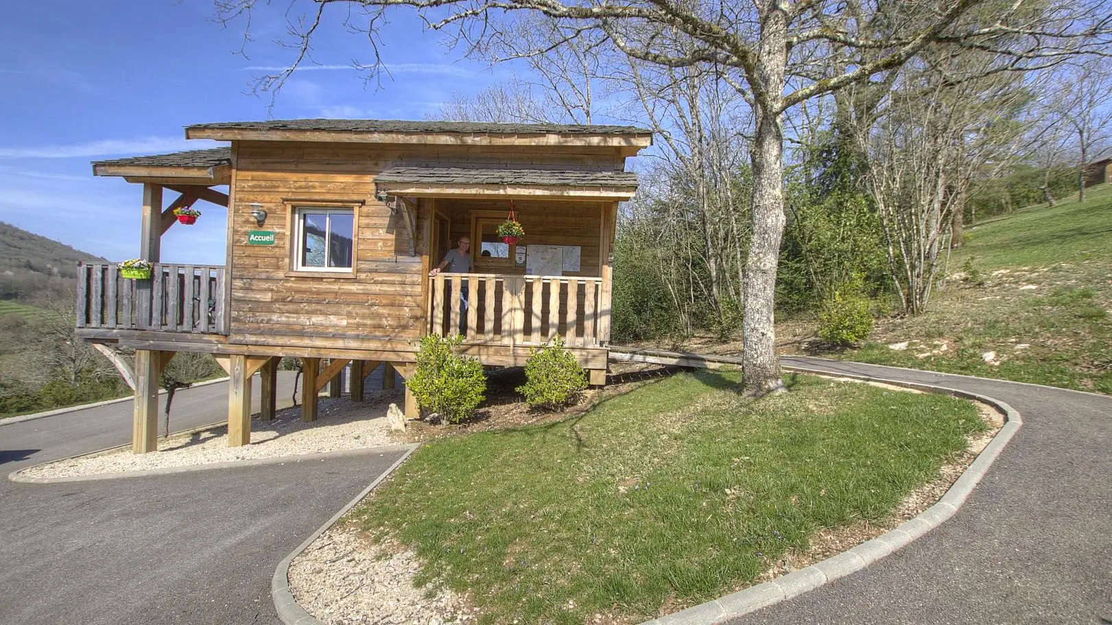 La Cabane Accueil et son mandataire à votre disposition pour répondre à toutes vos demandes.