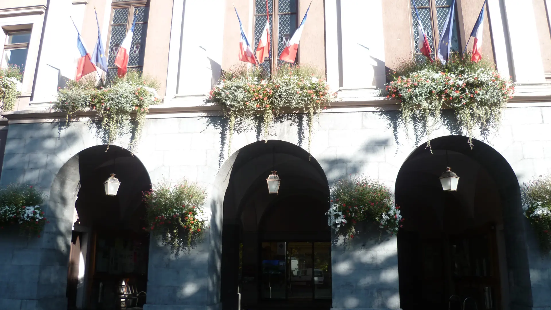 l'office est sous les arcades de la mairie
