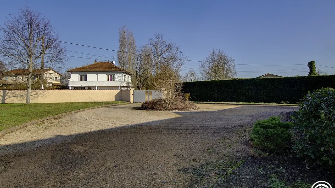 L'accès au gîte se fait par un portail sécurisé qui mène à la cour privée au gîte.