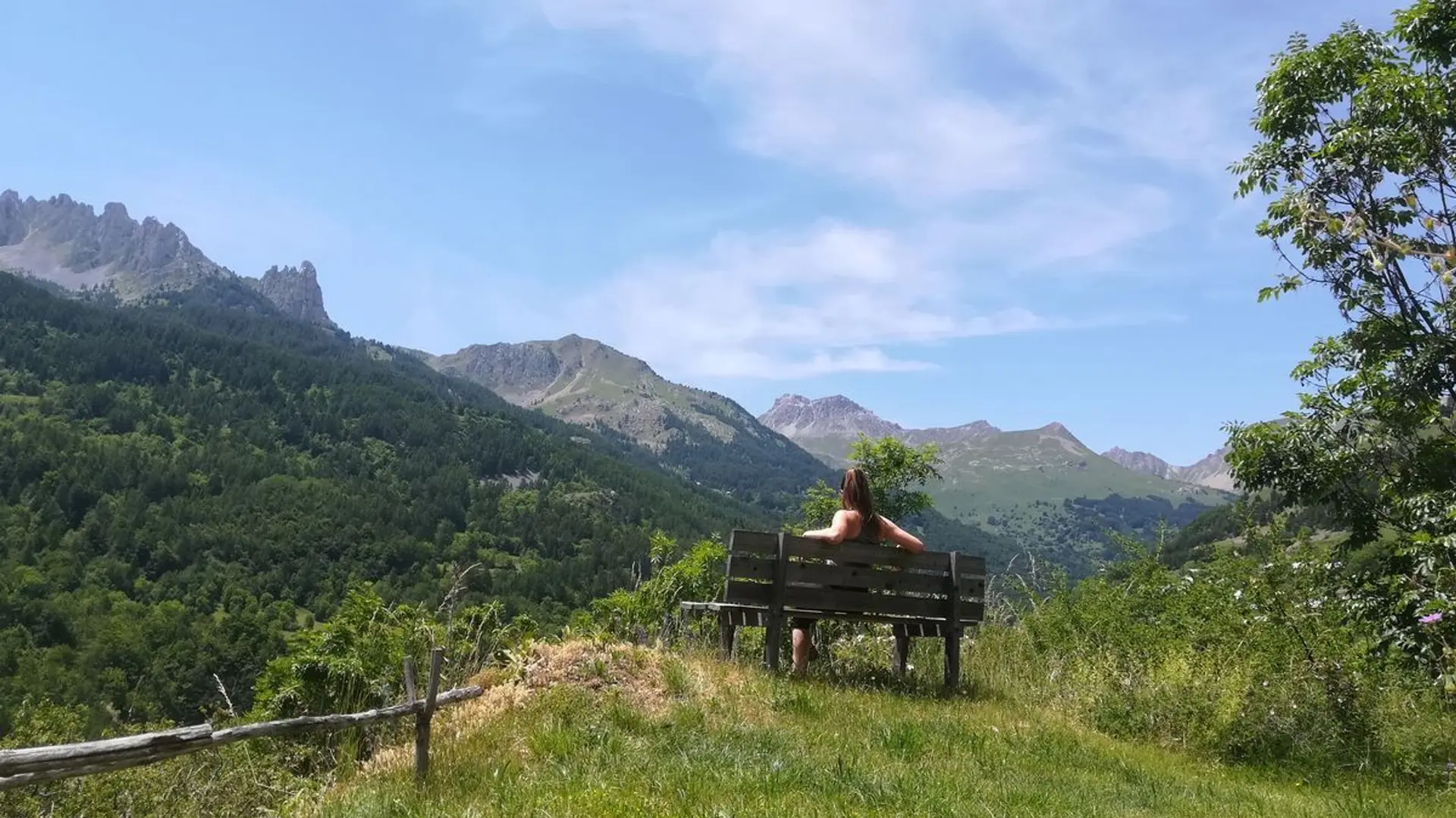 Détente sur un banc en fin de la randonnée